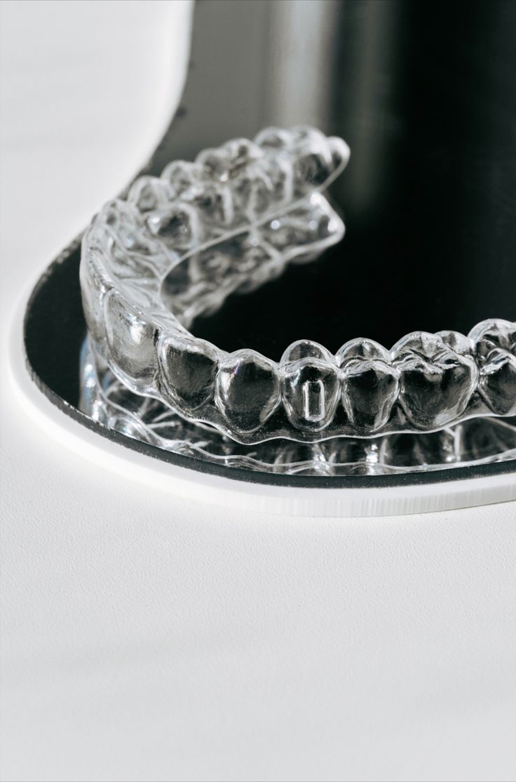 Prozirna Invisalign folija za poravnanje zubi