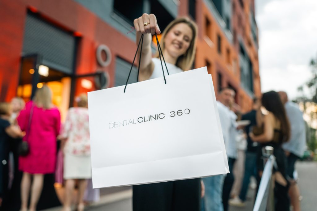 A guest with a DC360 bag at the clinic opening